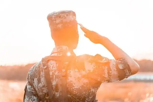 着一个个肆意飞扬的模样 这将成为他们互为珍藏的一份证明 这身军装