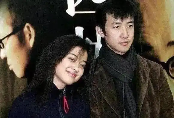 之后,梅婷遇到现任老公曾剑,他长相平平,只是一个剧组的摄影师.