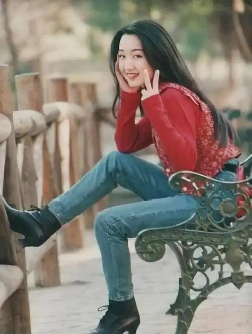 要说杨钰莹年轻时候那可真的是外表清纯可人声音甜美醉人,标准的青春