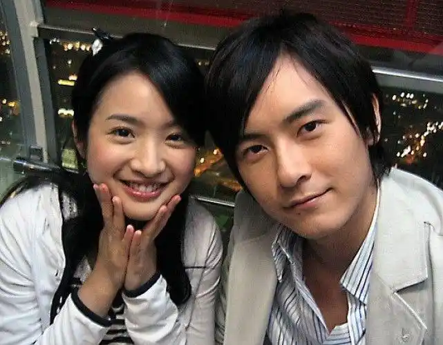 有人说是许玮伦是在去找林依晨的路上才发生的车祸,但是也有说是去