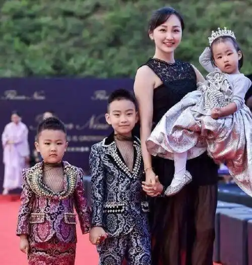 两个儿子都很帅气,一点都不害羞,满满的星光,而女儿头上戴着皇冠,也是