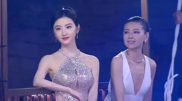 清纯与贵气的双重气质,即便是与刘亦菲张柏芝这种顶流巨星同框,在气质