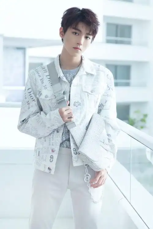 tfboys分享201104白衣少年王俊凯图照合集来袭清新帅气的王总迷人上线