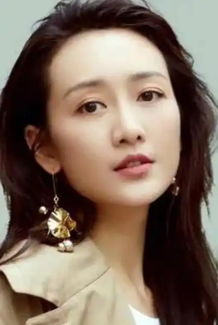 王鸥产后a4腰变水桶腰晒戒指宣誓主权婚姻状态引热议