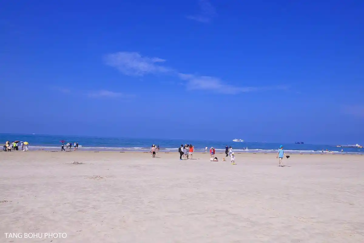 夏天的北海银滩蔚蓝大海,享受夏日里阳光沙滩,被称为天下第一滩