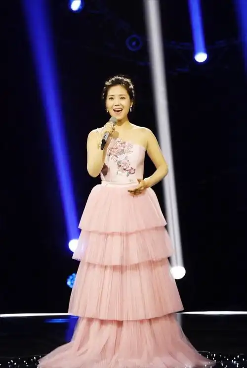 云朵:和师父刀郎情同父女,心系家乡四川,35岁未婚惹人疼