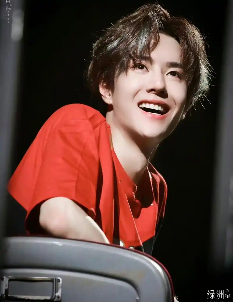 红衣王一博 笑容甜甜的 好治愈[awsl]#王一博