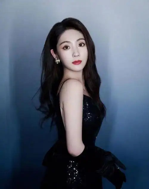 甜剧女主邢菲这次美得太惊艳一袭黑裙气质好明艳路转粉了