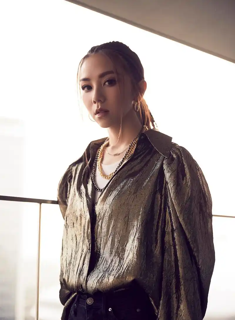 鸣谢vogue台灣  ,在2019台北时装周,遇见又酷又a的鄧紫棋.