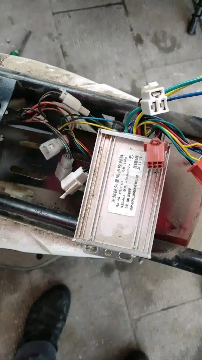 老婆电动车控制器烧了,今天去小区门口修理电动车店子.