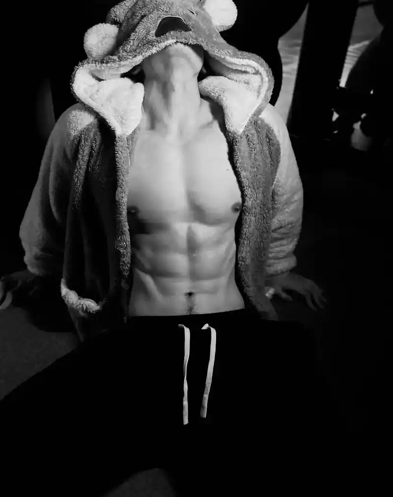 摄片92 | 男生写真  年下男友 #腹肌 #男生写真 #男 - 抖音