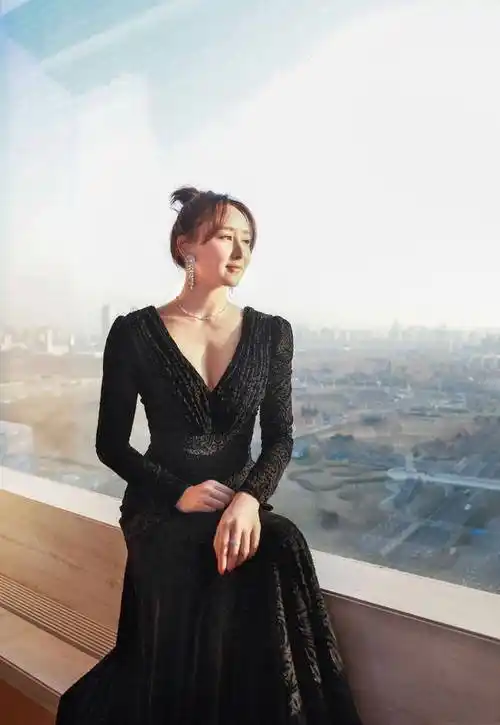 胡静穿搭超优雅黑色深v印花包臀裙出镜吊带滑落简直太美了