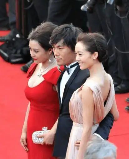 35岁孙俪和39岁郝蕾同穿红裙,两人气质竟完全不在一个频道!