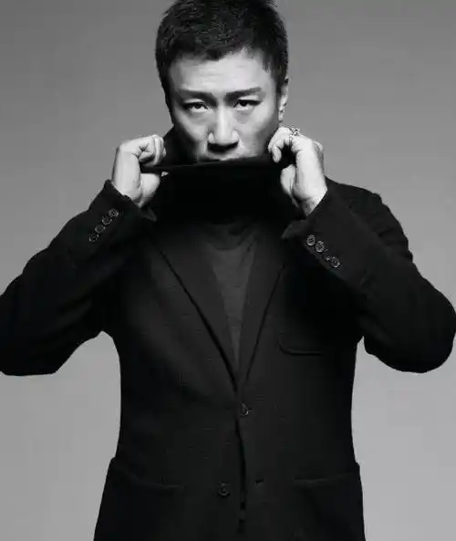 但是那段时间的孙红雷不温不火,直到2009年,孙红雷出演了《潜伏》这部