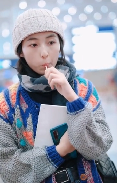 可爱少女张子枫,机场吃棒棒糖谁注意糖的形状了?小仙女专属