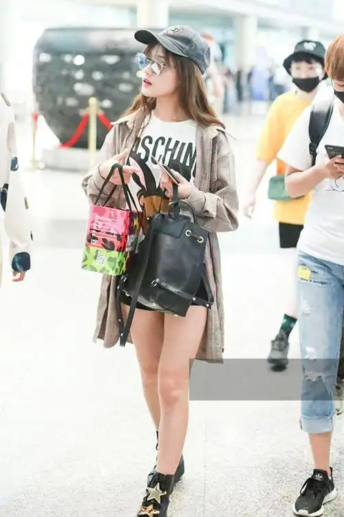 创造101陈意涵穿格子条衬衫配黑色短裤对镜头嘟嘴卖萌十分可爱