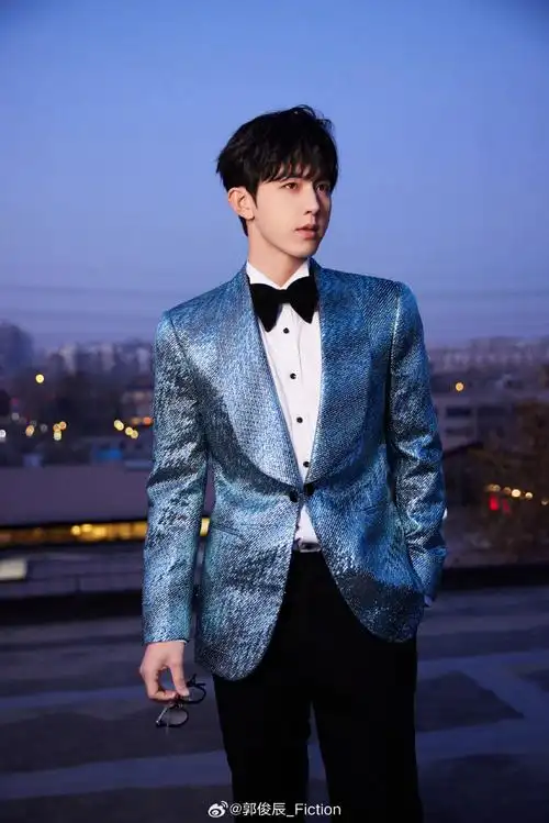 郭俊辰解锁新色系西装##郭俊辰蓝色星河西装