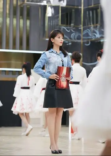 刘涛衬衫配小短裙登台控场台下秀美腿气质优雅