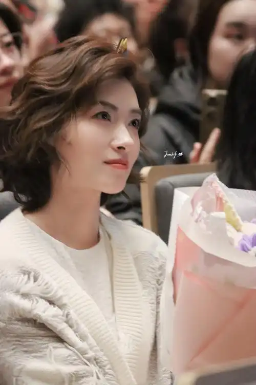 万茜超话78#万茜你好疯子#发一些宝的大头照(不是)1.20