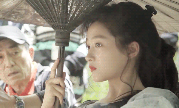 关晓彤撑伞仿妆妩媚成熟更深一筹