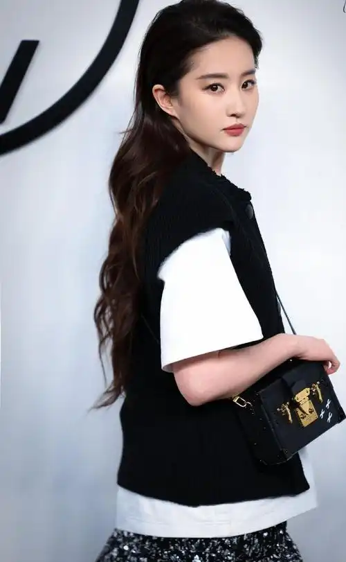 刘亦菲lv大秀生图曝光,穿马甲配白t胳膊纤细,五官立体颜值高