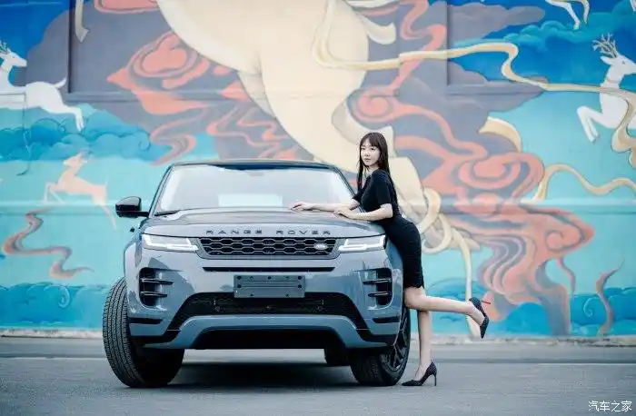 桃桃外传清纯长腿美女评测全新路虎揽胜极光耀黑版