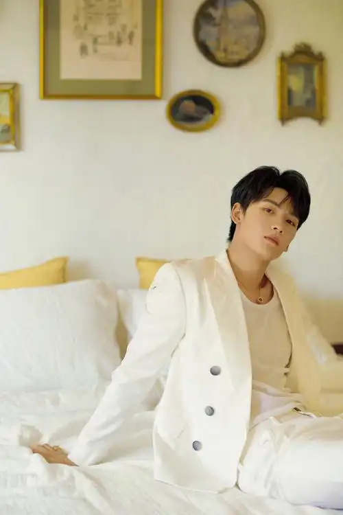 简介:黄俊捷白色西装文艺浪漫写真图片,分享一组黄俊捷图片给大家,图