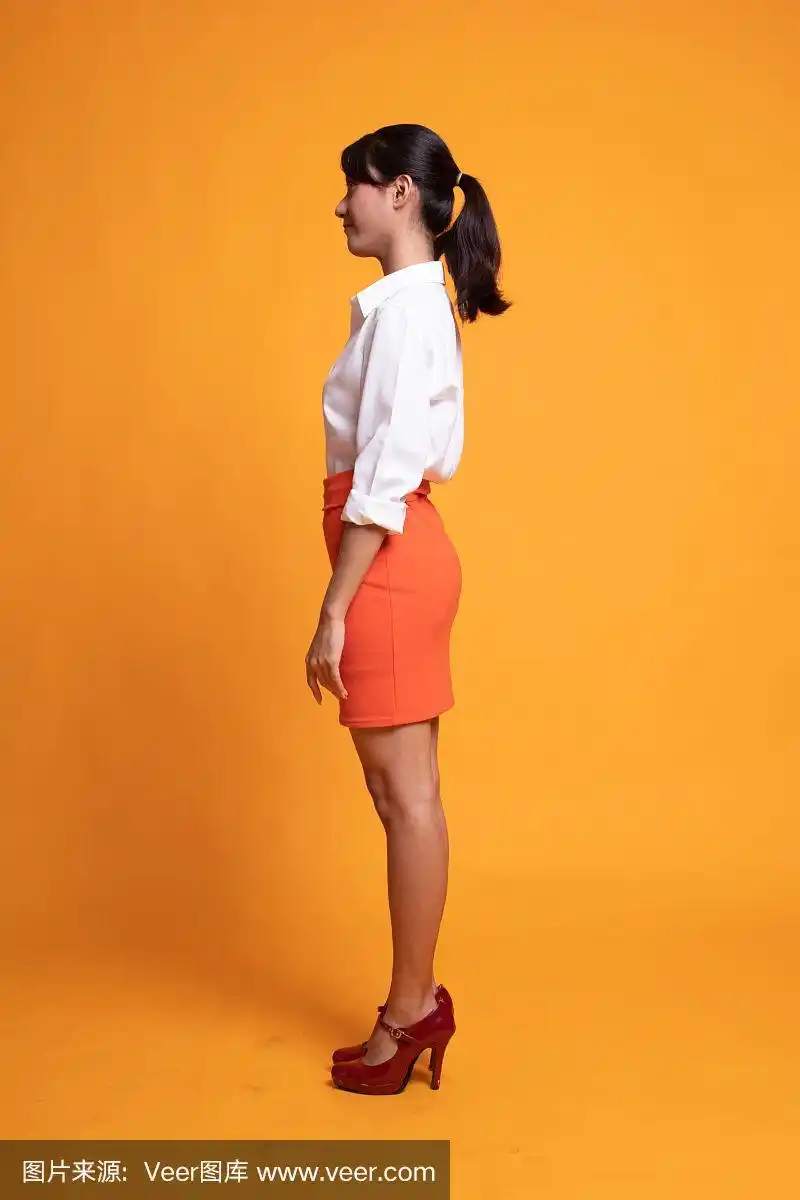 全身侧面的美丽年轻亚洲女人.