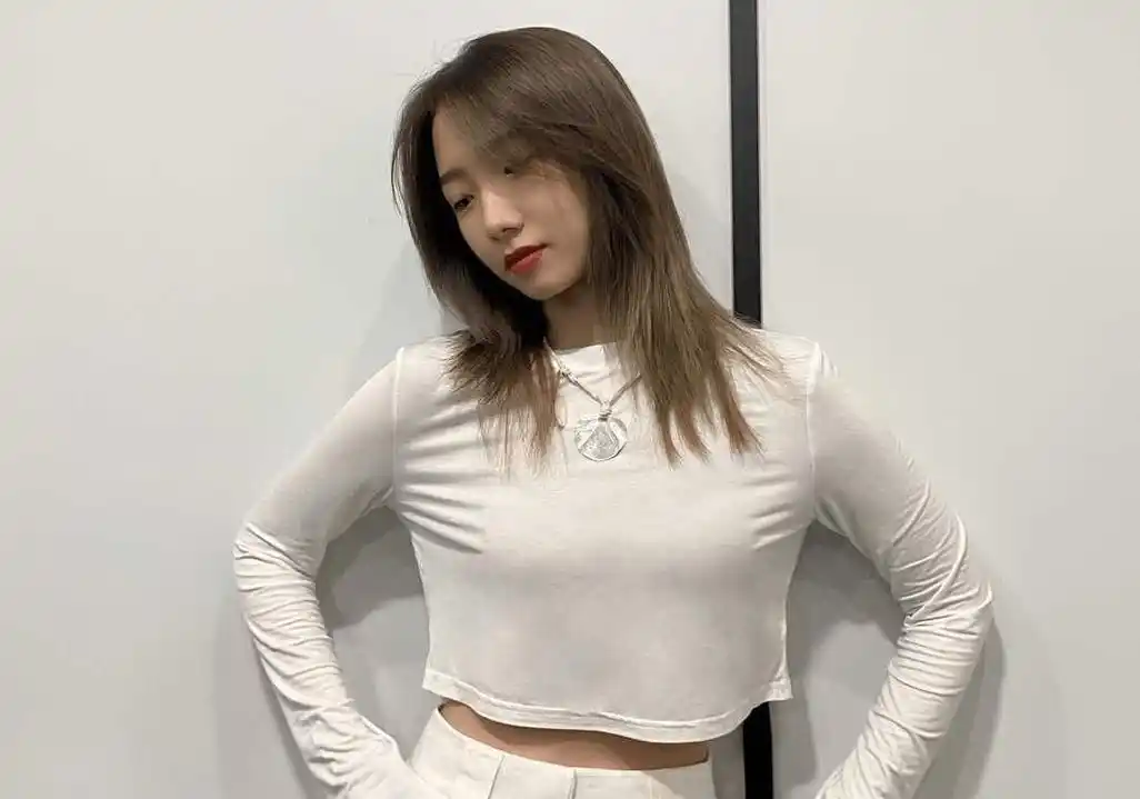 孟美岐穿衣真胆大,黑色西装配抹胸大秀婀娜身姿