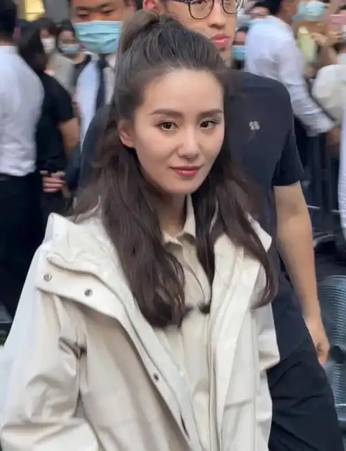 原创路人镜头下的女明星:刘诗诗唐嫣法令纹明显,迪丽热巴童瑶身材好