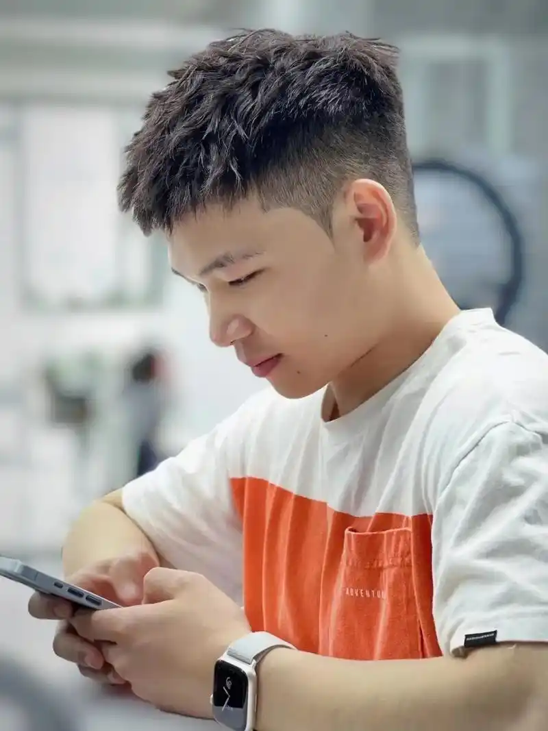 男士摩根前刺发型