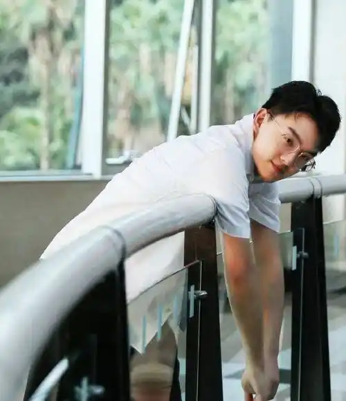 演了47部戏没红,连易烊千玺都带不动他,今20岁却帅到不敢认_郑伟_造型