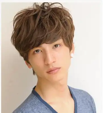 碎发的斜刘海发型,加上帅气的男士板寸发型,打造一款时尚帅气的短发