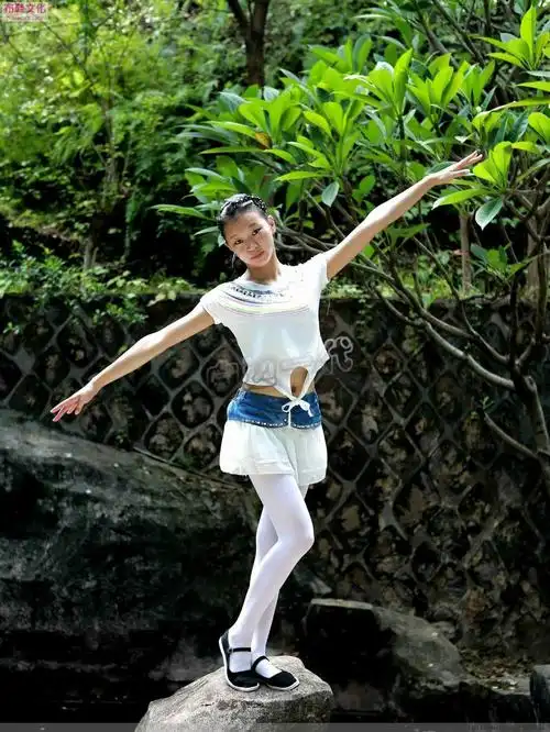 校园内的白丝袜布鞋女生 - 丧俗论坛 - 白衣居士