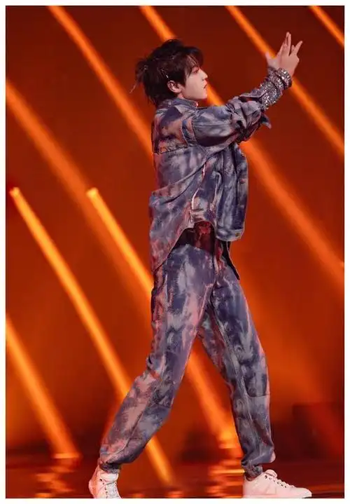 王俊凯跳舞跳到低血糖了粉丝心碎不已