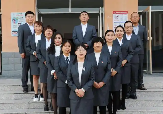 教师集体照走红,一眼望去都是女教师,男教师当今生存现状被揭露