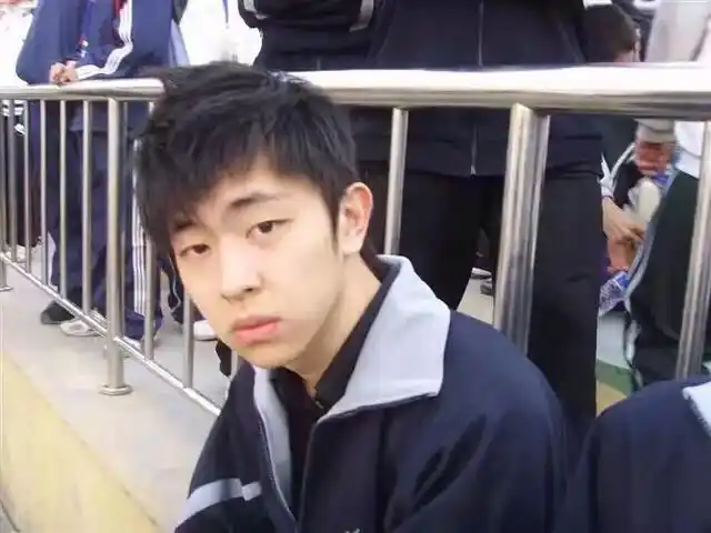 青涩帅气的形象很待人亲,当年的邓伦,发型挺时髦,长得白净,穿黑色衬衫