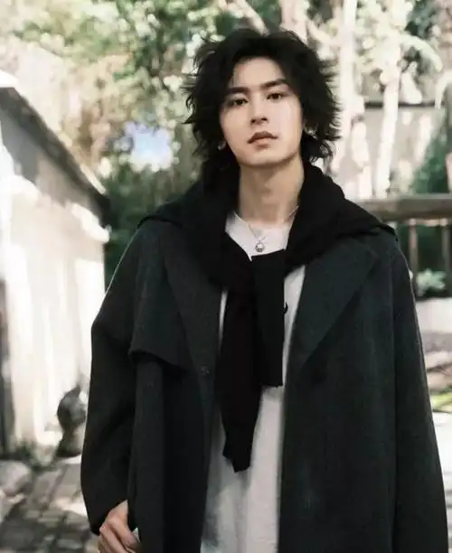 山河令张哲瀚展现阳光活力写真没做宣传仍大卖