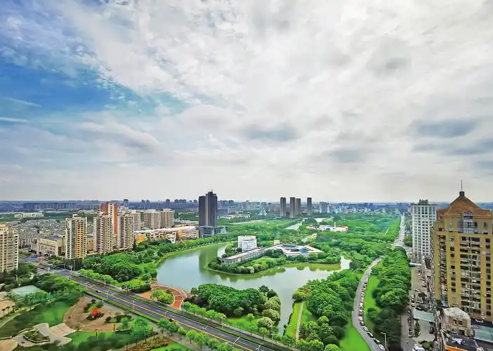 初夏的松江新城中央公园芳草萋萋流水潺潺绿树成荫