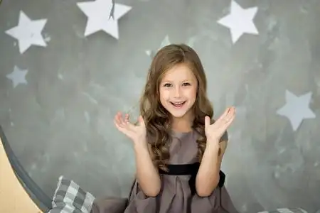 月亮上女孩图片