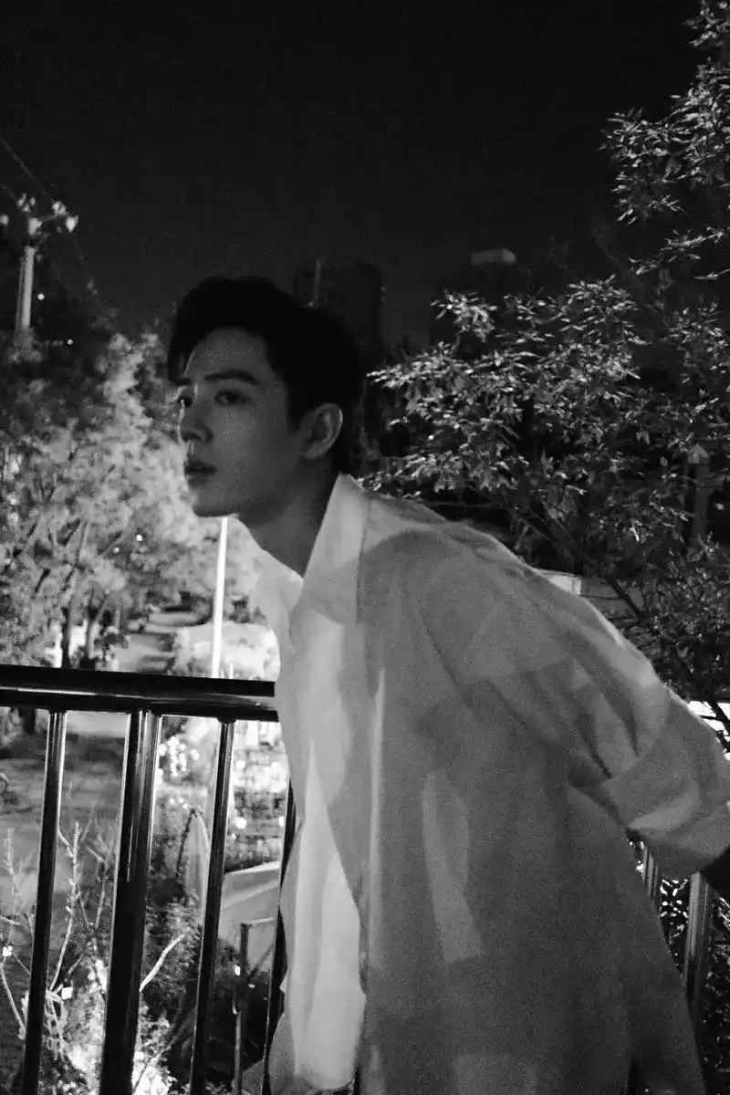 肖战身上的孤寂感#肖战 #肖战天台侧颜照  - 抖音