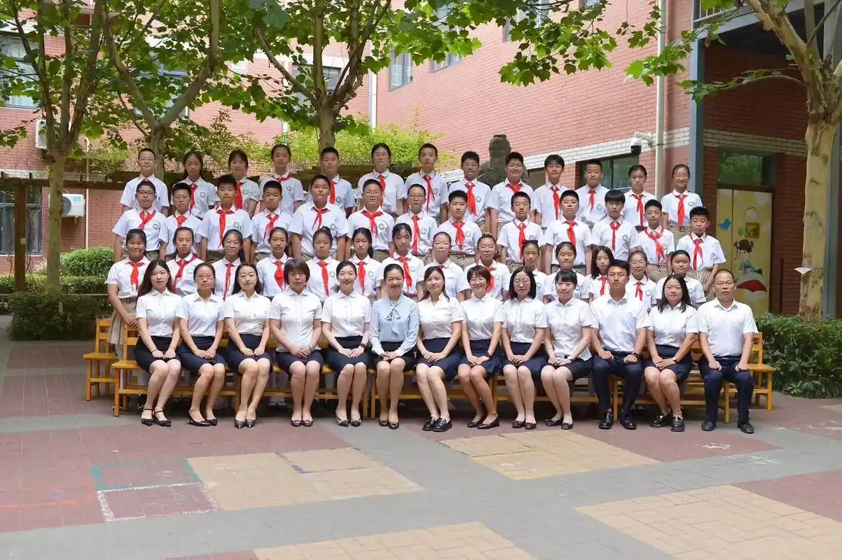 感恩老师们的辛勤付出,时光匆匆弹指一挥间,小学生崖结束了,告别帜圹