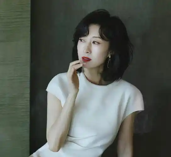 44岁刘敏涛出席活动,自信大方吊打小花_年龄段_女明星_身材