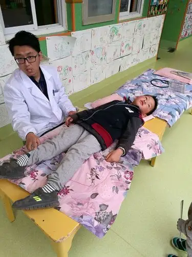 今天宝贝们在幼儿园体检了,个个都很勇敢哦,采血都没有哭