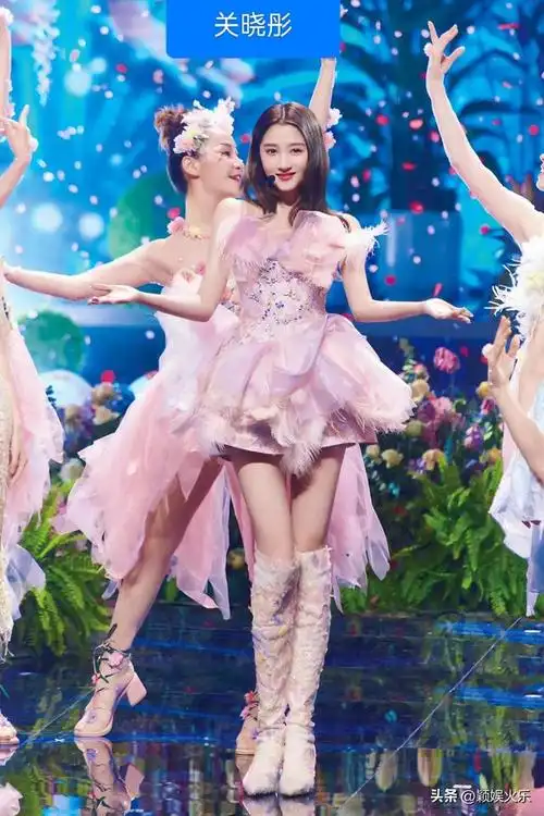 赵丽颖和关晓彤谁更红(赵丽颖关晓彤现身2023年北京卫视春晚录制现场)