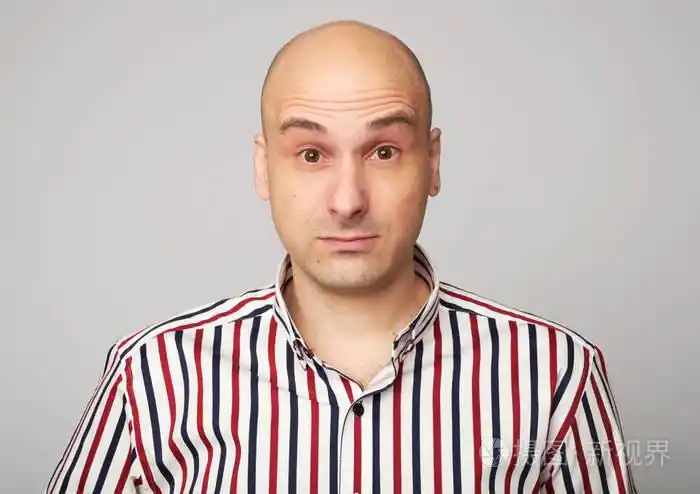 惊讶的光头男人照片-正版商用图片040ubb-摄图新视界