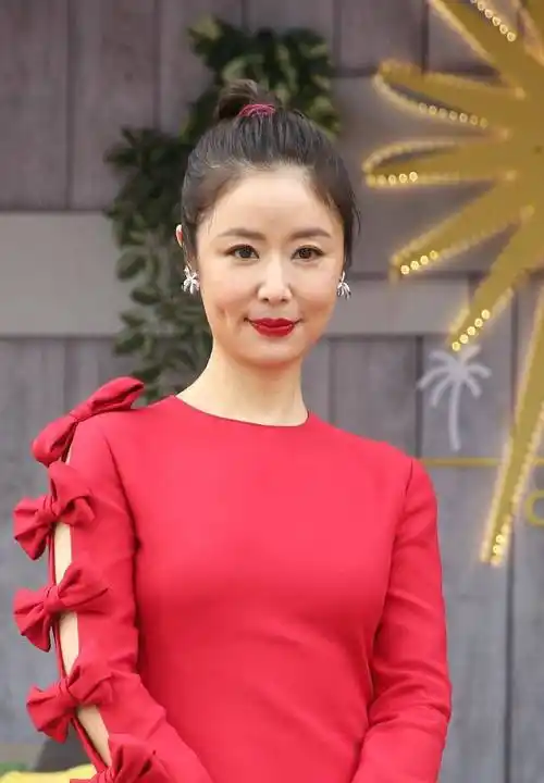 林心如有鳃吗?她身穿红色小礼服搭配高跟鞋,高挑又美丽!