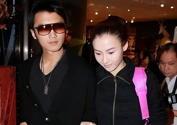 张柏芝移居上海,谢霆锋也跟到上海:他终于有了回归家庭的想法_社会