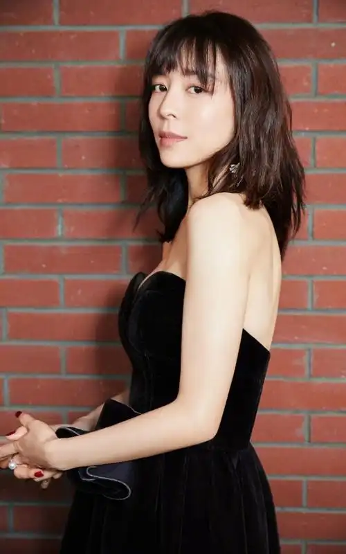 裹胸性感妹纸张静初黑色长裙礼服手机壁纸[6p]