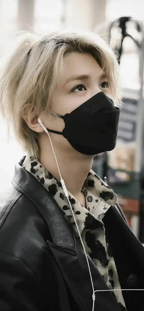 黄明昊金发皮衣造型